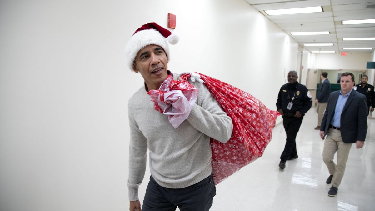Obama se convierte en Papá Noel y alegra la Navidad a los niños enfermos de un hospital