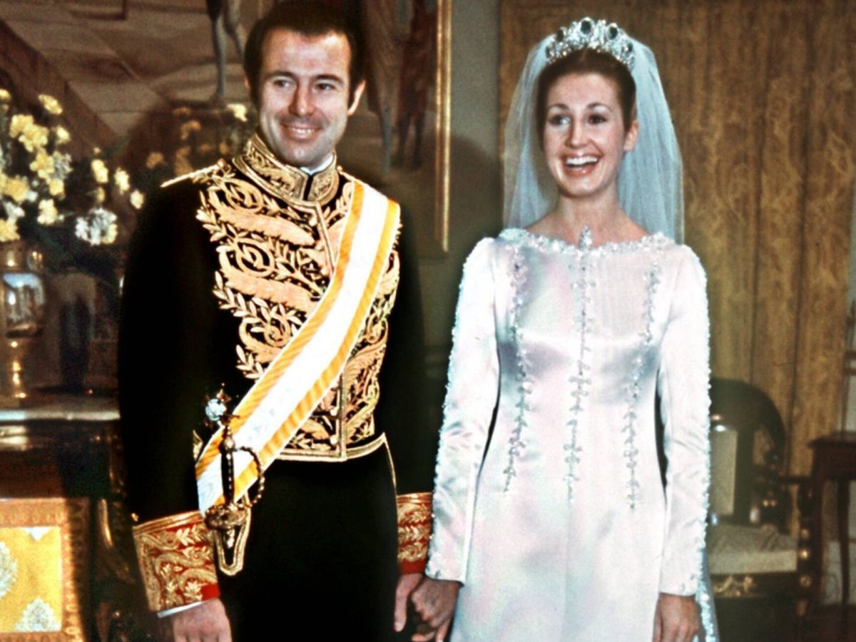 Foto: Alfonso de Borbón y Carmen Martínez-Bordiú posan sonrientes tras su boda. (Gtres)