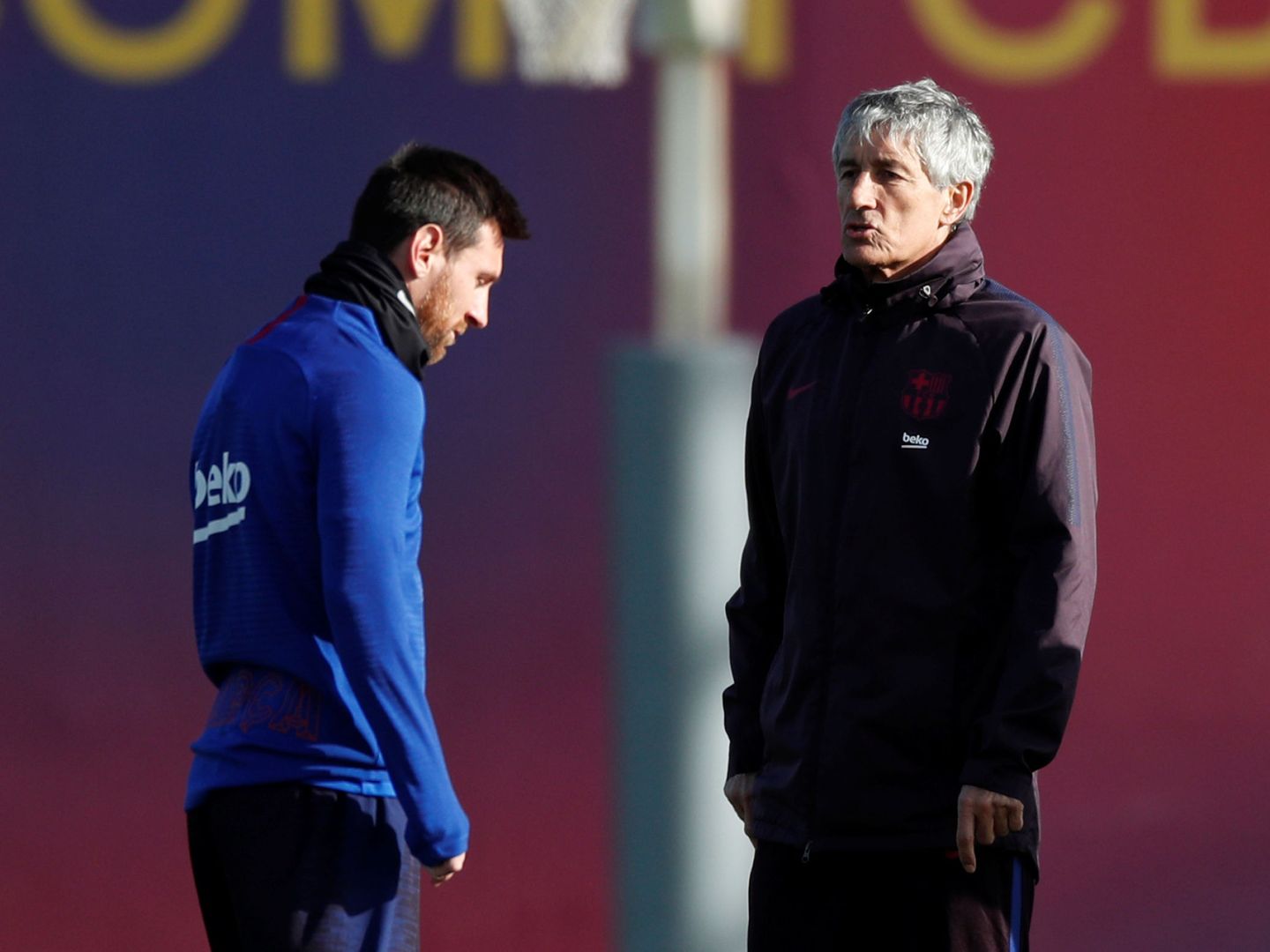 Messi y Quique Setién en un entrenamiento. (Efe)