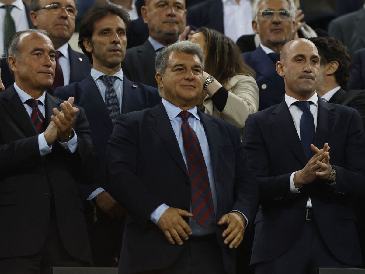 Foto: Rubiales, con Laporta en el palco del Camp Nou. (Reuters/Albert Gea)