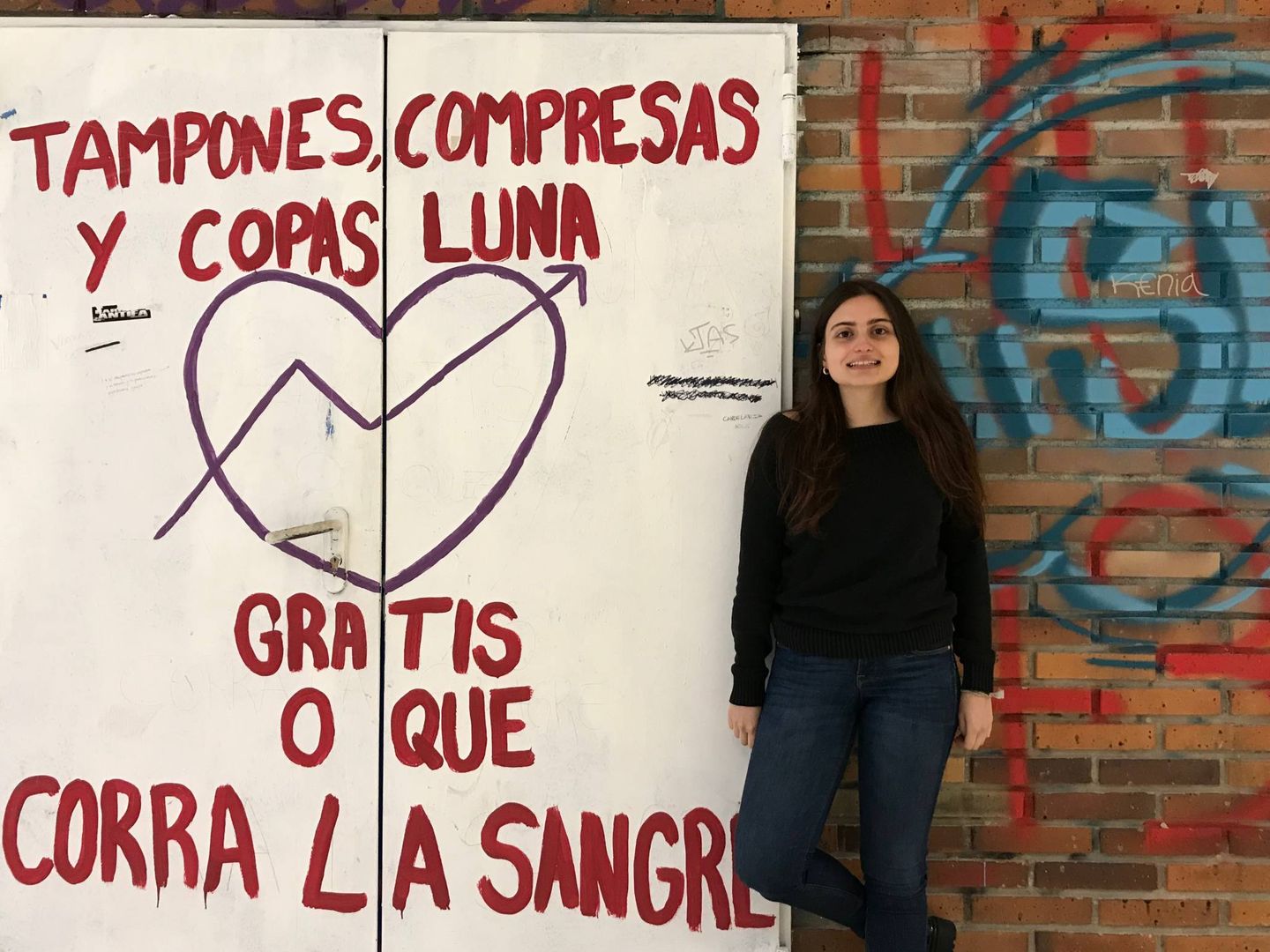 Elena, estudiante de Políticas, en una de las paredes de la facultad. (P.E)