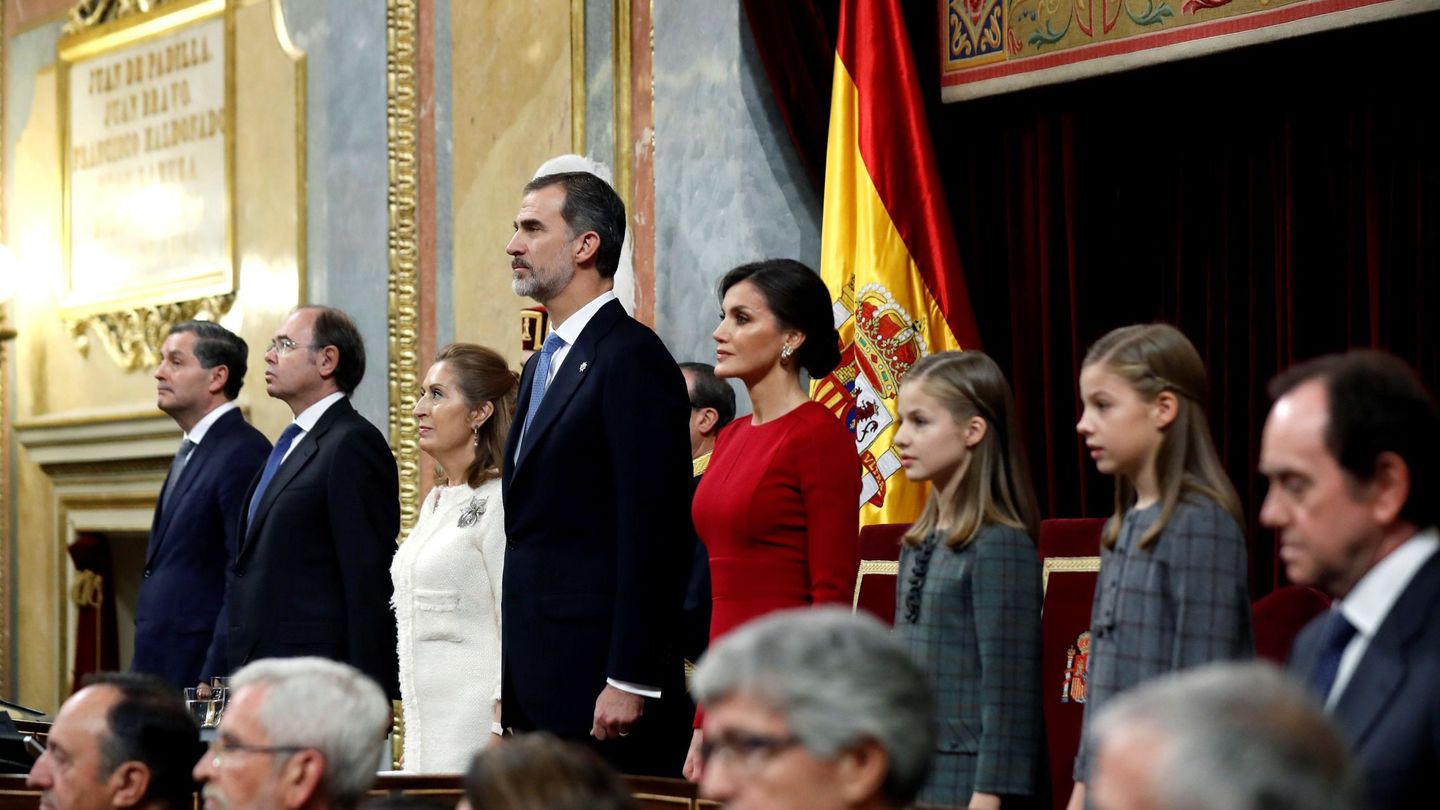 Los Reyes Felipe y Letizia, junto a sus hijas, la princesa Leonor y la infanta Sofía, en el Congreso. (EFE)