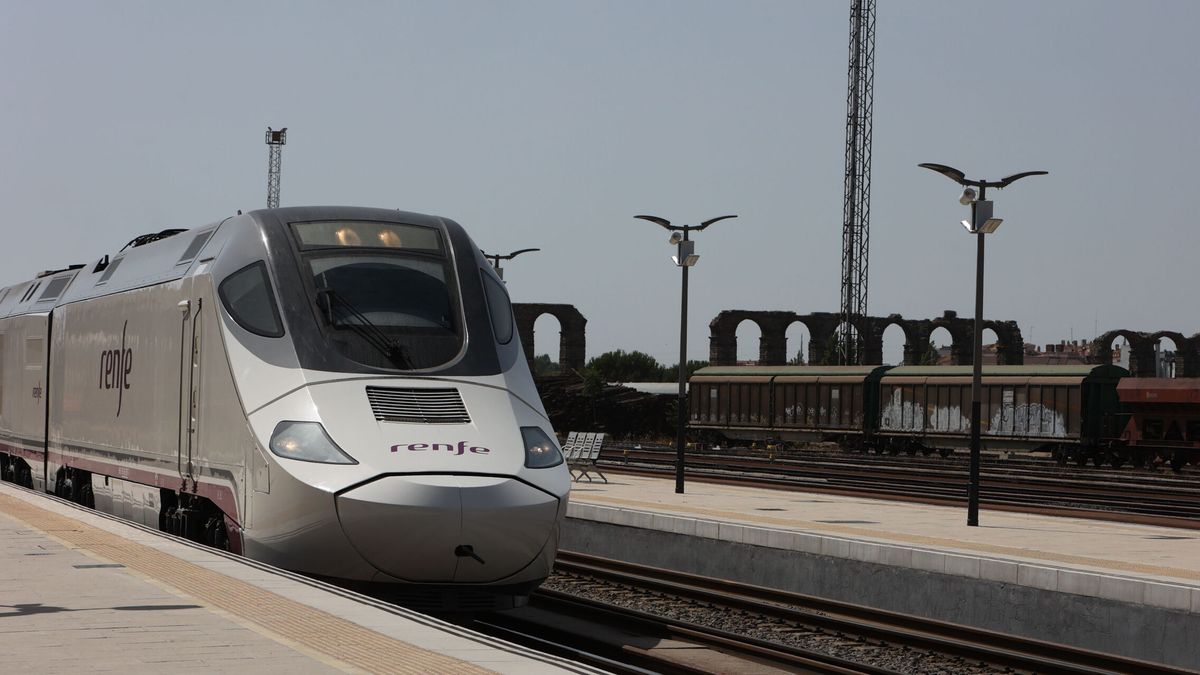 El embrollo eterno del 'AVE de Extremadura': sin noticias de los trenes electrificados