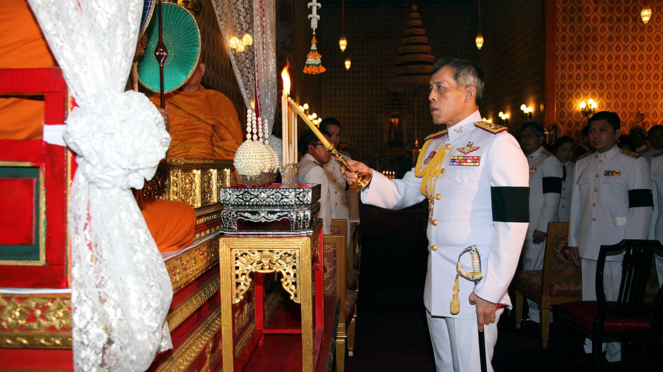 Foto: El príncipe Maha de Tailandia presenta honores al cadáver de su padre (Gtres)