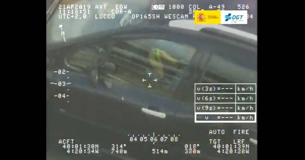 Foto: En el vídeo grabado por el helicóptero se ve al conductor sin las manos en el volante y haciendo el cubo de Rubik (Foto: Twitter/DGT)