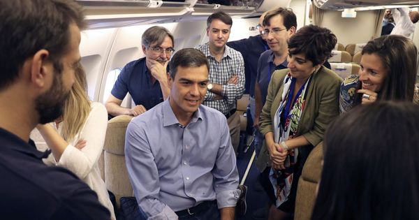 Foto: Pedro Sánchez conversa con algunos miembros de la delegación que lo acompañó en su gira americana. (EFE)