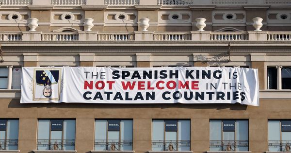 Foto: Un grupo de independentistas ha colgado de madrugada una pancarta en contra del Rey en la fachada de un edificio de la plaza de Cataluña de Barcelona. (EFE)