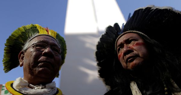 Foto: Indios brasileños del movimiento 'Occupy FUNAI' protestan frente a las oficinas de la oficina de asuntos indígenas en Brasilia, el 13 de julio de 2016. (Reuters)