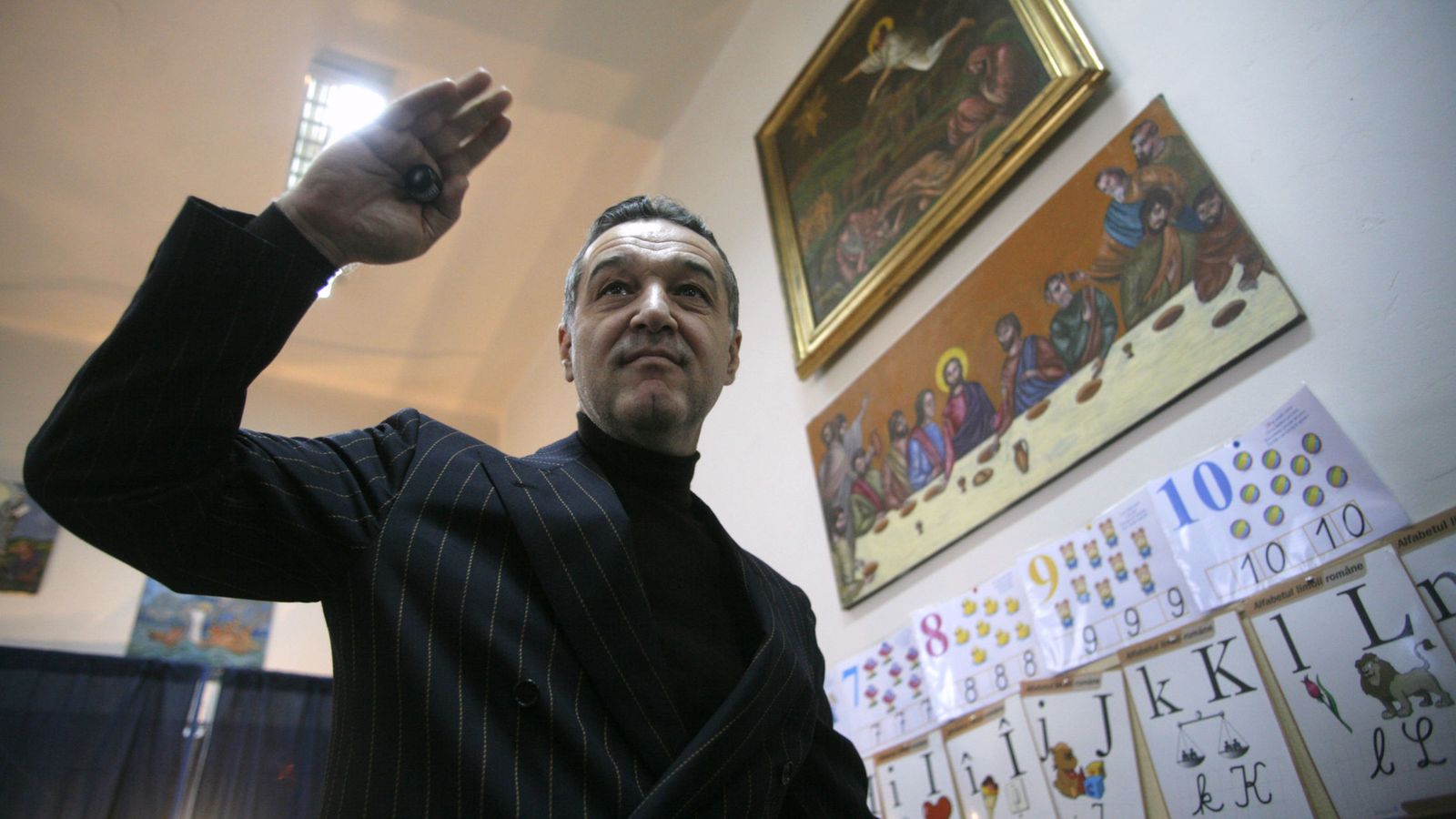 Foto: El oligarca Gigi Becali gesticula tras depositar su voto en un colegio electoral de Bucarest, en noviembre de 2009. (Reuters)