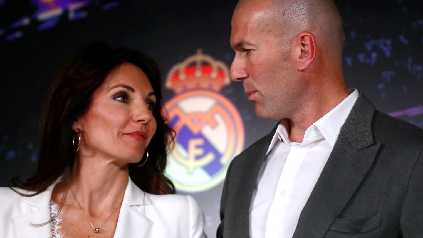 Zizou mira a Veronique durante su presentación como nuevo entrenador del Madrid. (Reuters)
