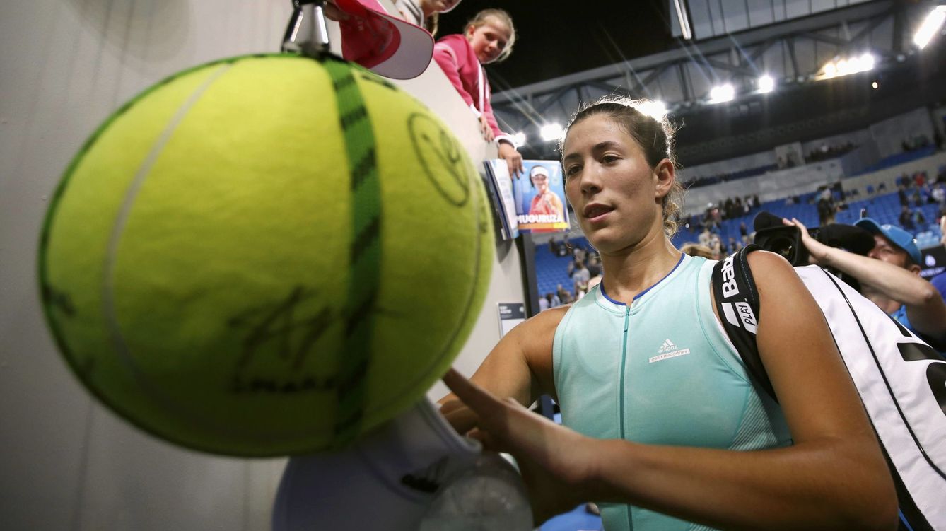 Foto: Garbiñe firma una pelota (Reuters) 