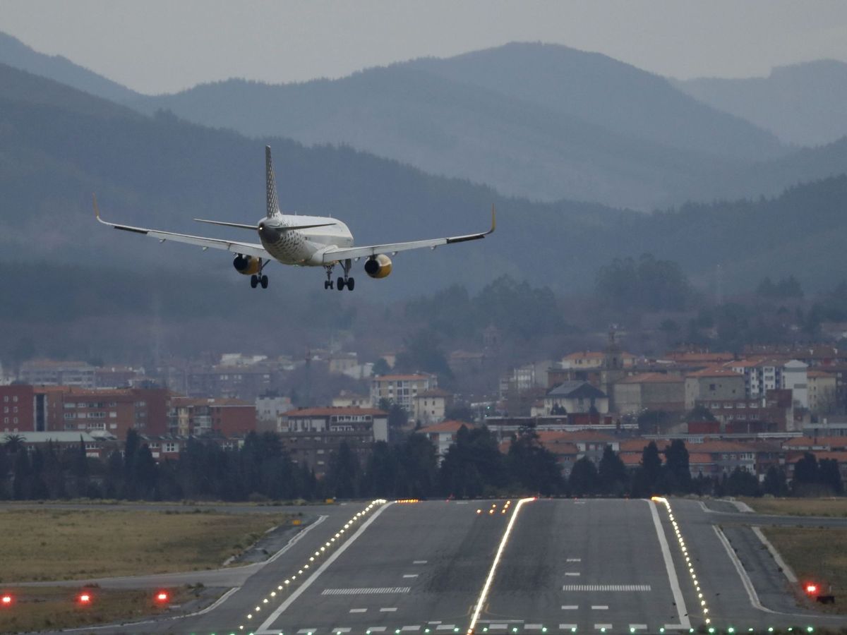 Foto: Un avión toma tierra en el aeropuerto de Loiu, en Bilbao. (EFE/Luis Tejido)
