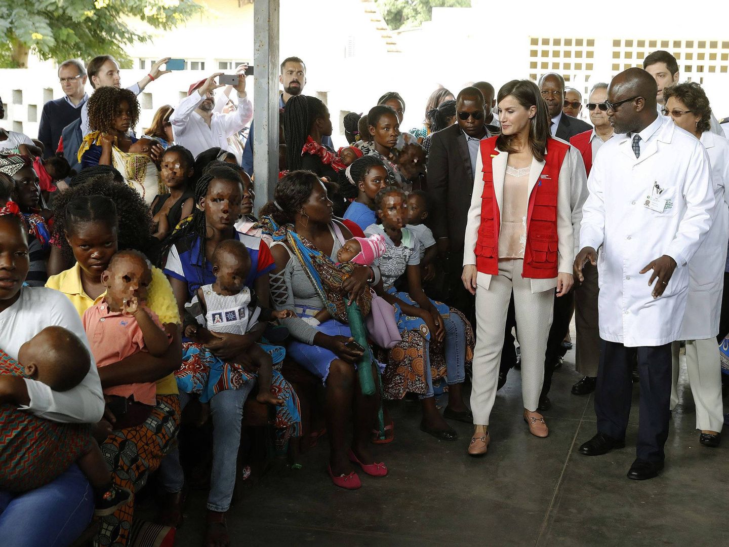 La reina Letizia visita un centro de salud en Mozambique. (EFE)