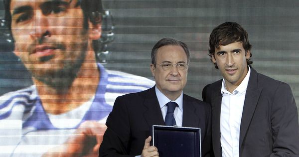 Foto: Raúl, junto a Florentino Pérez, el día en que el futbolista se despidió del Real Madrid y recibió una réplica del Bernabéu. (EFE)