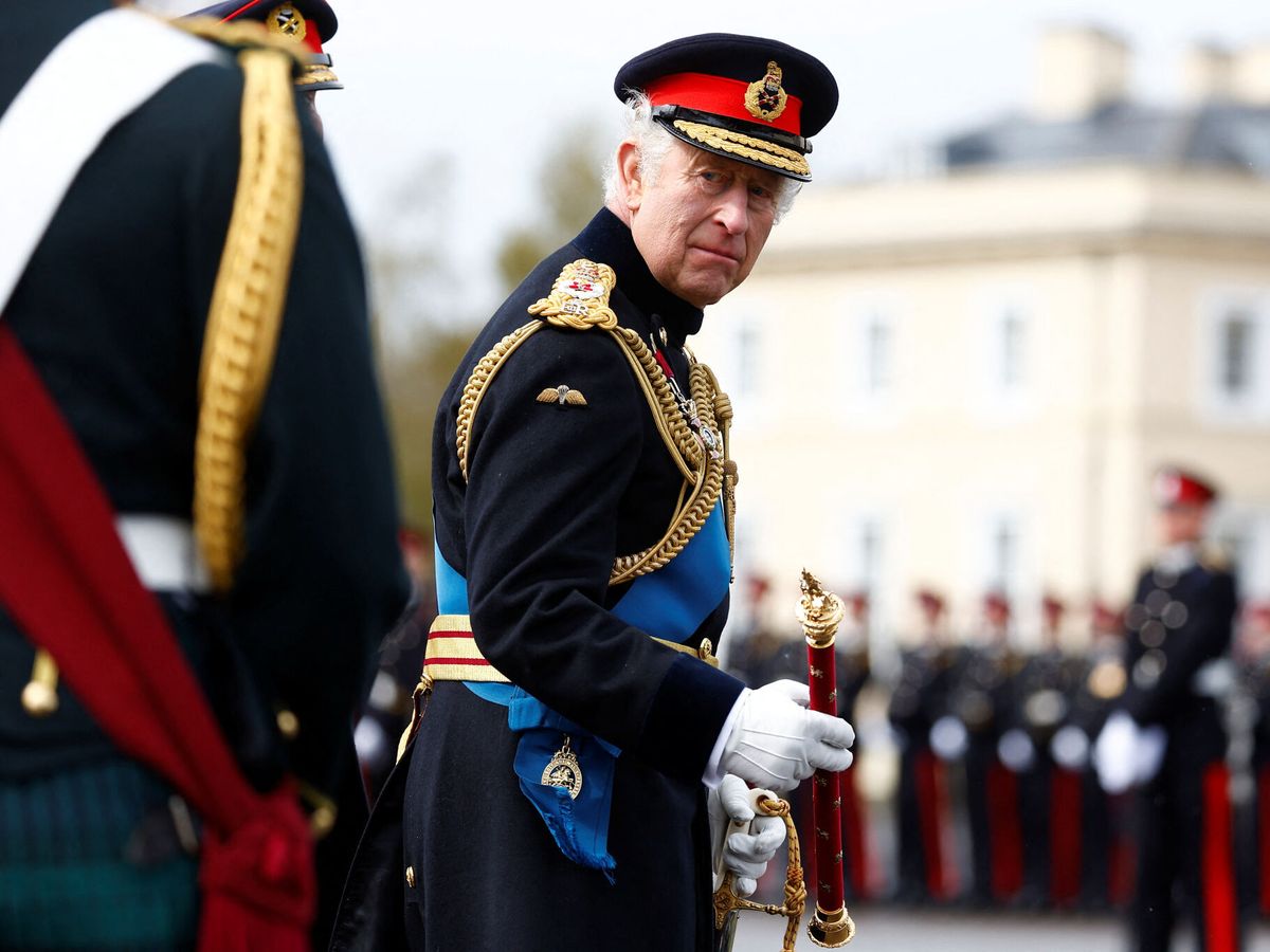 Foto: Carlos III, en el defile de la Academia Militar de Sandhurst. (Reuters)