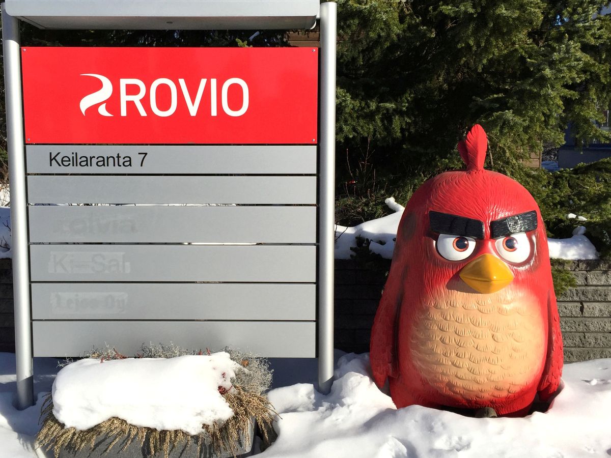 Foto: Cartel de Rovio junto a un personaje de los 'Angry Birds'. (Reuters/Jussi Rosendahl)