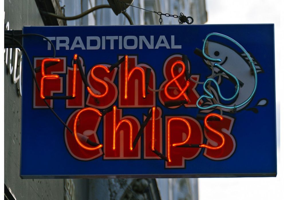 Foto: Cartel de un establecimiento de Fish and Chips (Reuters)