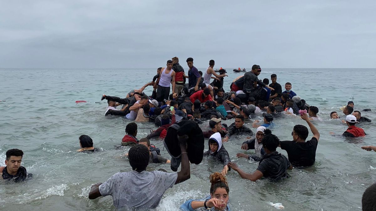 Marruecos: ¿por qué no hubo gendarmes en la playa, junto a Ceuta, para impedir que se ahoguen?