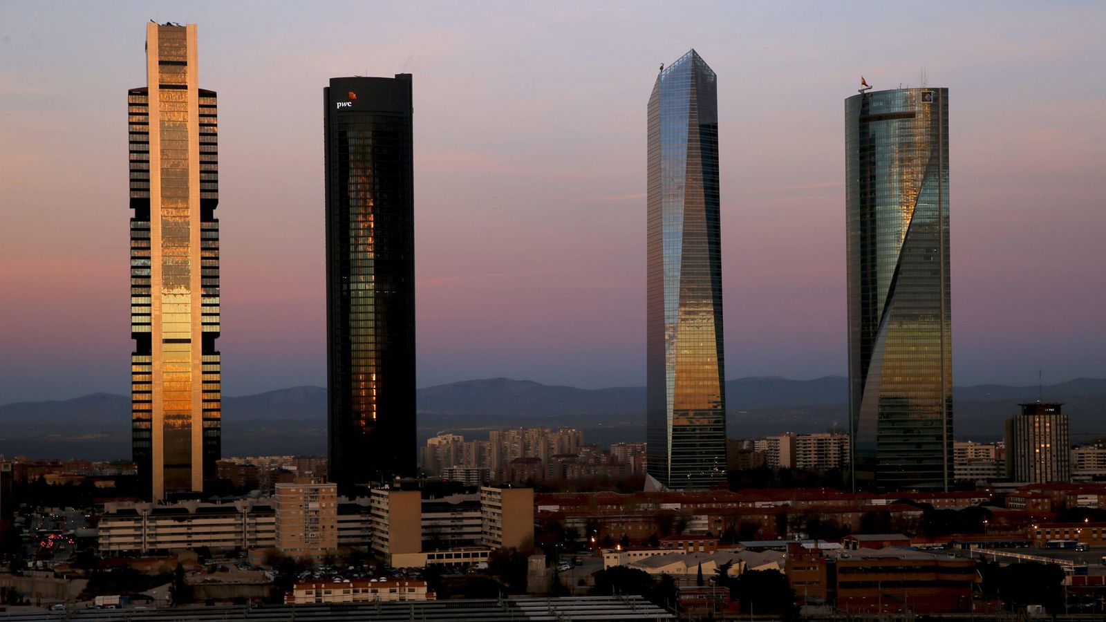 Foto: Las cuatro torres, la segunda de ellas sede de PwC en Madrid. (EFE)