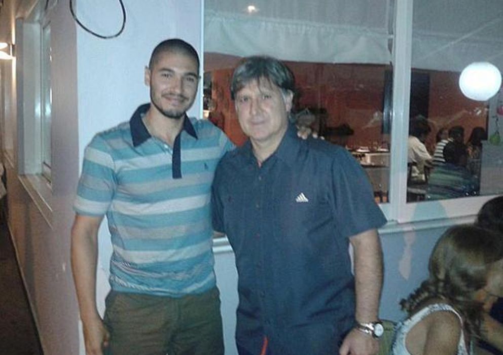 Foto: Martino, junto a un aficionado en el restaurante donde se refugió con sus amigos 