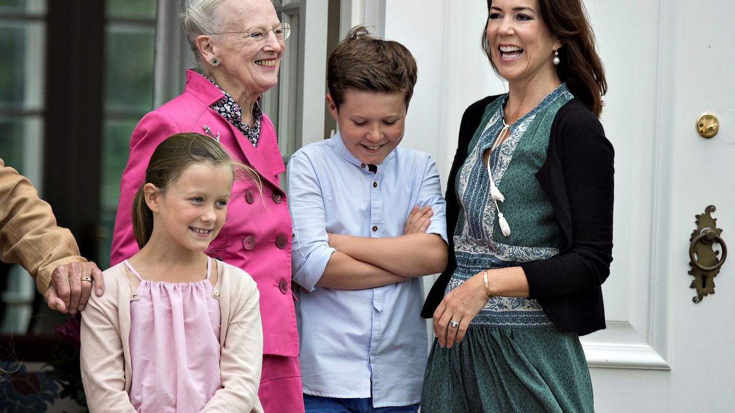 La princesa Mary, la reina Margarita, Isabellla y Christian, en Grasten. (Reuters)