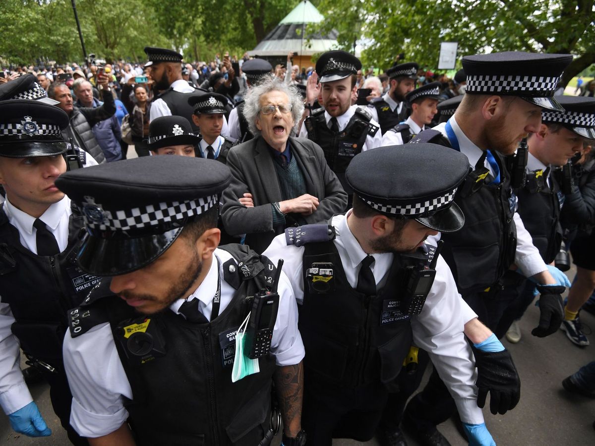 Foto: Policías rodean a Piers Corbyn, hermano del exlíder laborista Jeremy Corbyn, durante una protesta en contra del confinamiento en Hyde Park. (EFE)