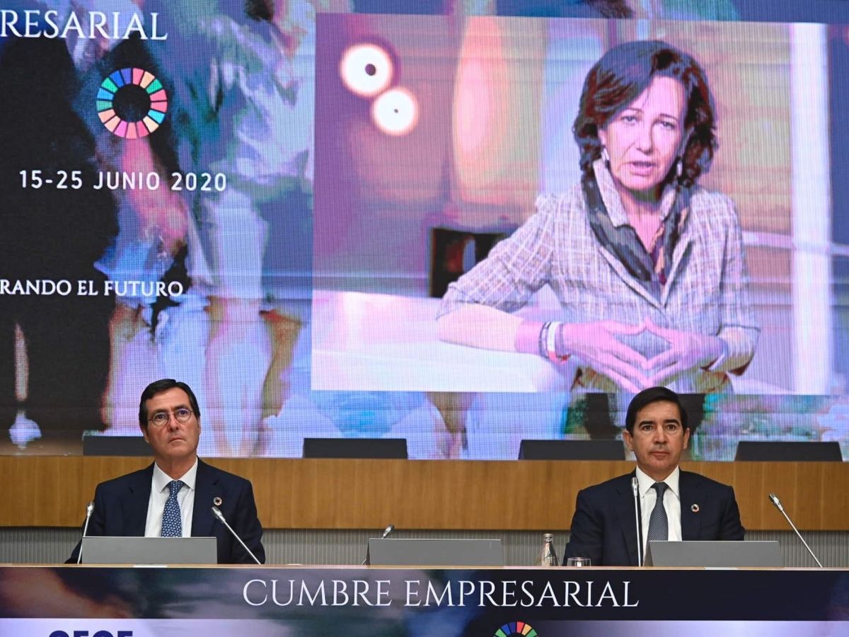 Foto: El presidente de la CEOE, Antonio Garamendi, y el presidente del BBVA, Carlos Torres Vila, escuchan a la presidenta del Banco Santander, Ana Botín. (EFE)
