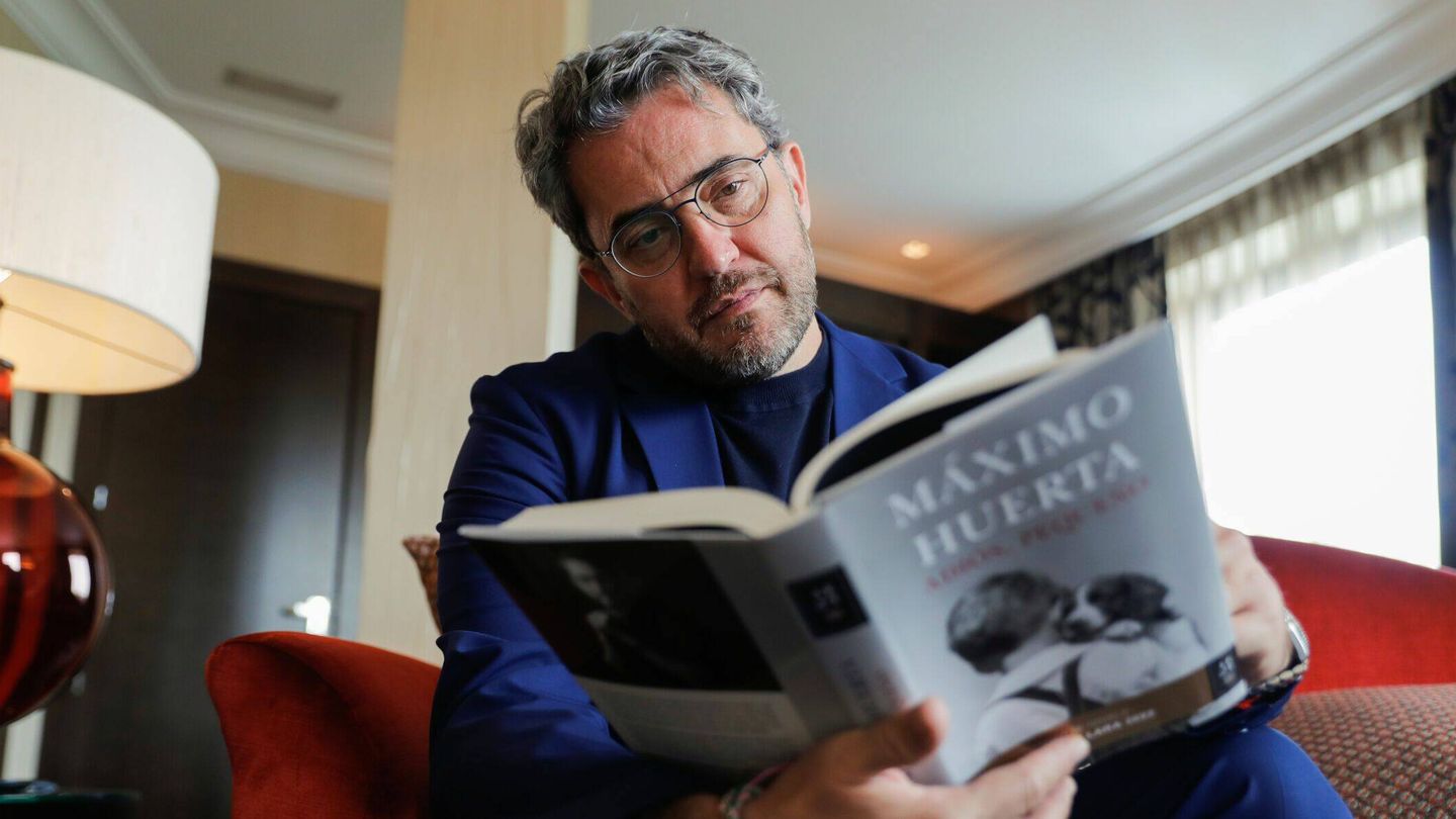 El autor, con su novela. (EFE/Luis Millán)