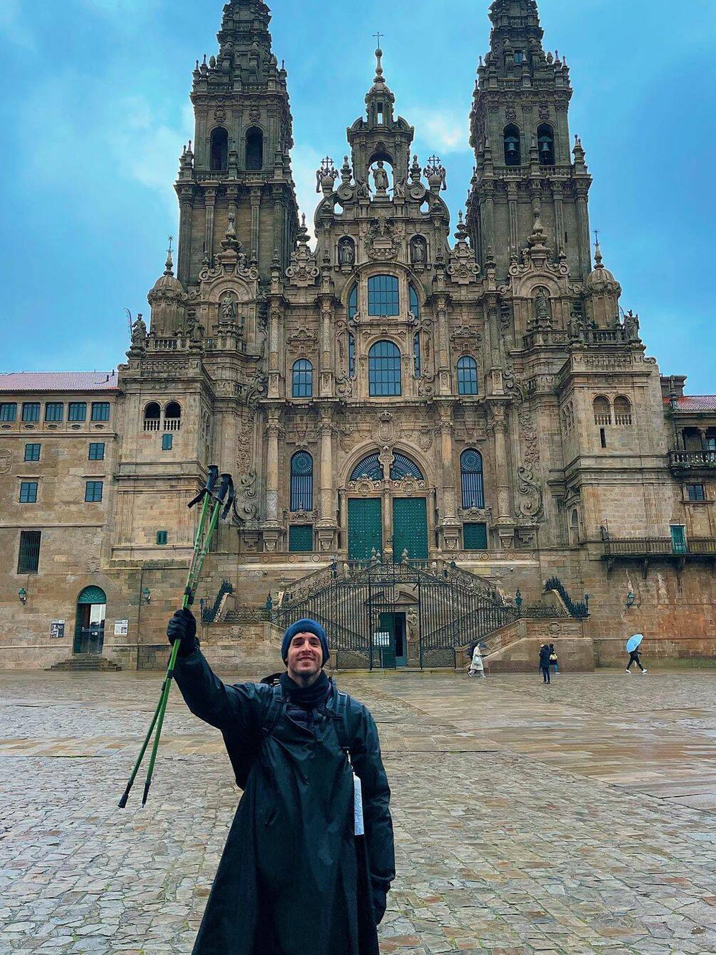 Iñigo Onieva posa frente a la catedral de Santiago. (Instagram/@ionieva)
