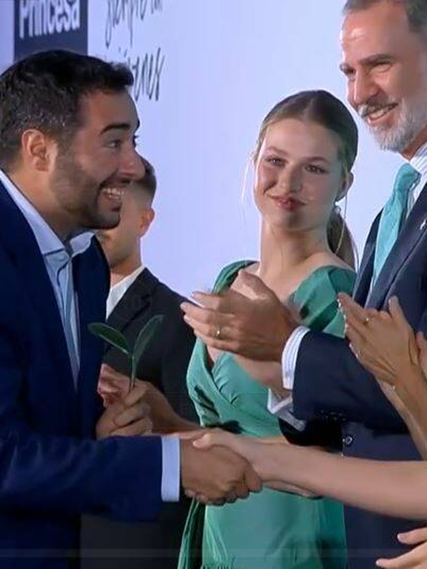 La princesa Leonor, junto al Rey durante los Premios Princesa de Girona. (TVE)