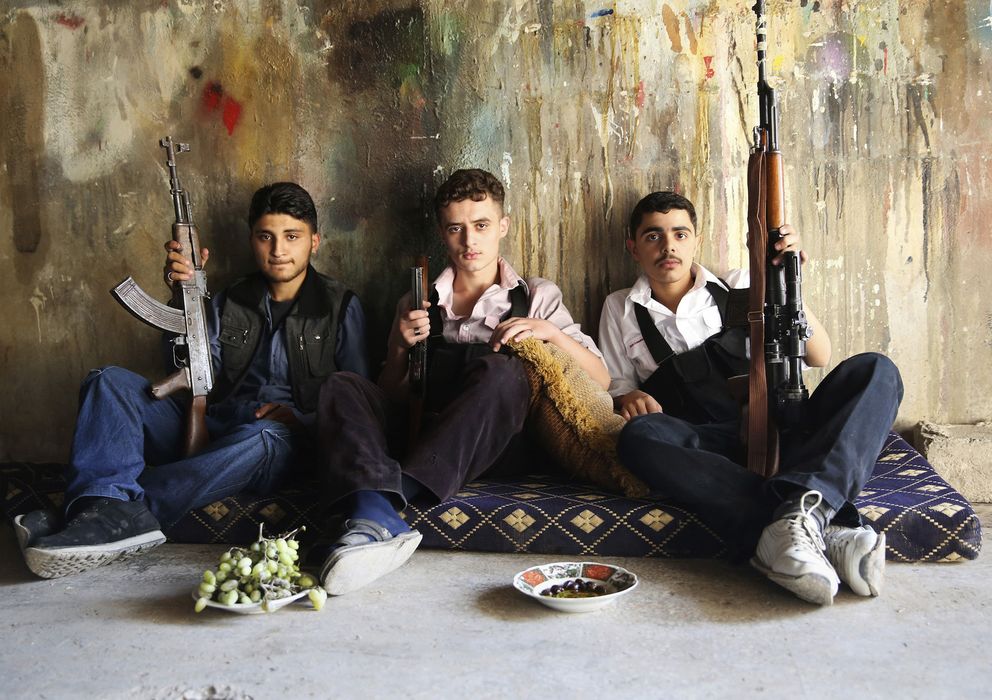 Foto: Tres jóvenes rebeldes del Ejército Libre de Siria (ELS) posan para una fotografía en Jobar, Damasco. (Reuters)
