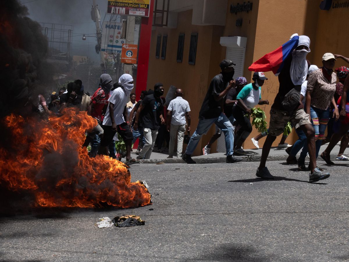 Foto: Miles de haitianos salen a la calle para protestar contra la inseguridad. (EFE/Johnson Sabin)