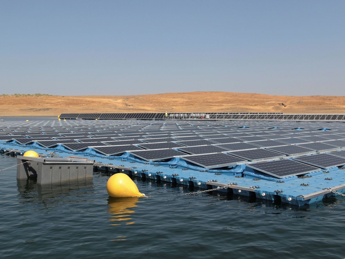 Acciona ha puesto en marcha la planta solar fotovoltaica flotante Sierra Brava. (EFE/Ana Isabel Crespillo)