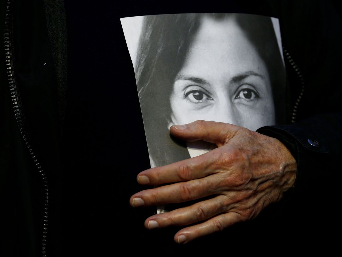 Foto: Michael Vella, padre de Daphne Caruana Galizia, con un retrato de su hija (Reuters)