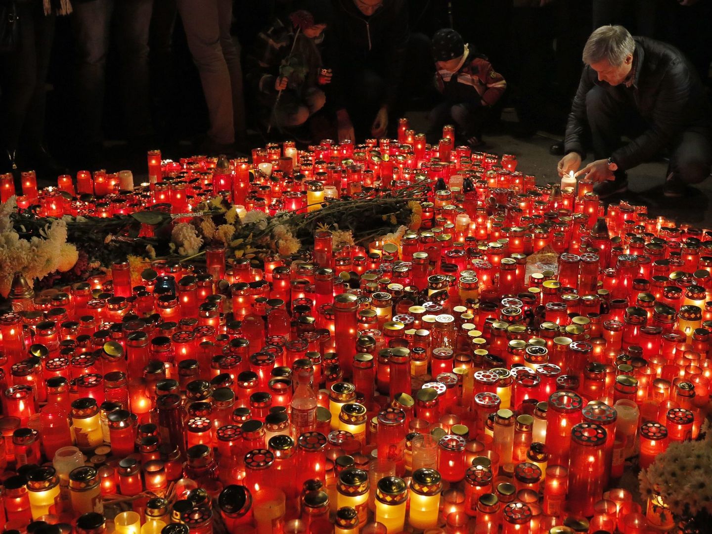 Homenaje en memoria de los fallecidos en el incendio de Colectiv. (Reuters)
