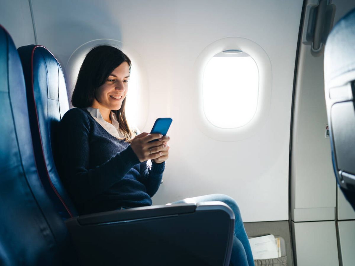Foto: En un avión, el espacio entre las piernas y el asiento de delante suele ser muy angosto (Fuente: iStock)