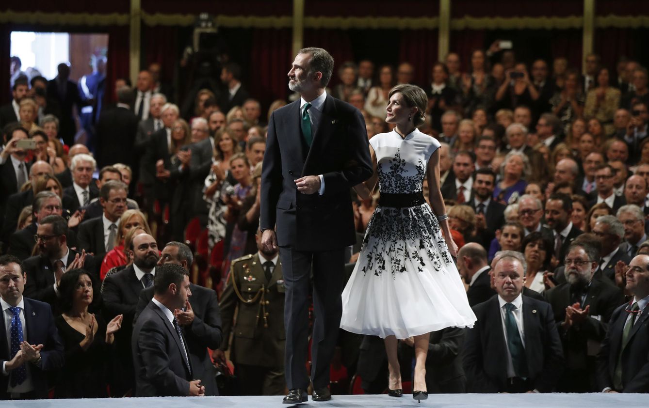 Foto: Los reyes Felipe VI y Letizia, a su entrada al teatro Campoamor de Oviedo, ovacionados por los invitados a la ceremonia de entrega de los Premios Princesa de Asturias 2017. (EFE)