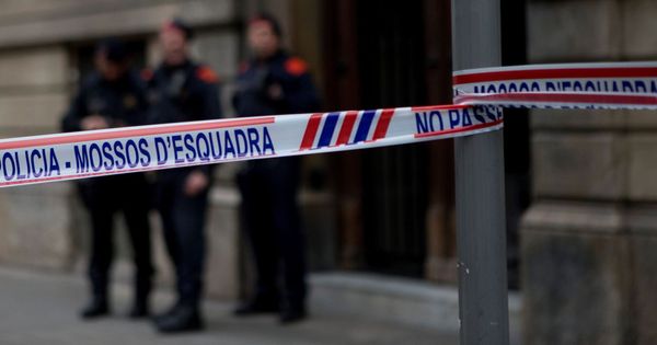 Foto: Los Mossos d'Esquadra custodian la sede de Òmnium Cultural en Barcelona, donde la Guardia Civil ha efectuado un registro por orden judicial. (EFE)