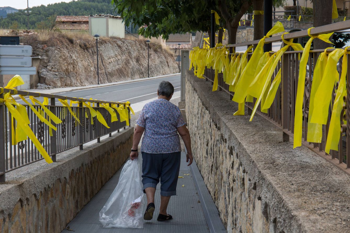 Una mujer camina rodeada de lazos en Vandellòs (Tarragona). (D. B.)