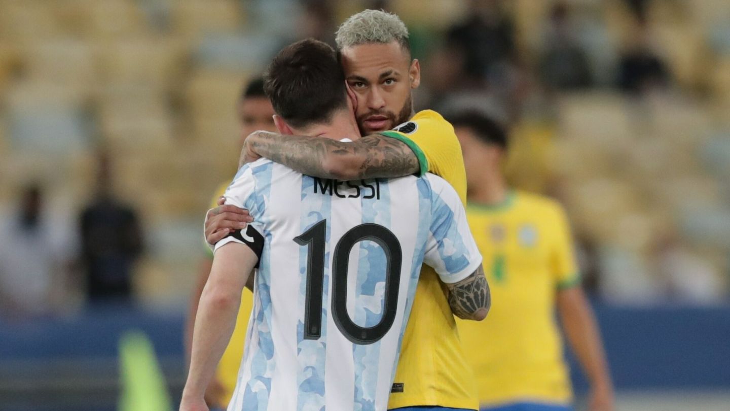 Abrazo entre Messi y Neymar tras la final. (EFE)