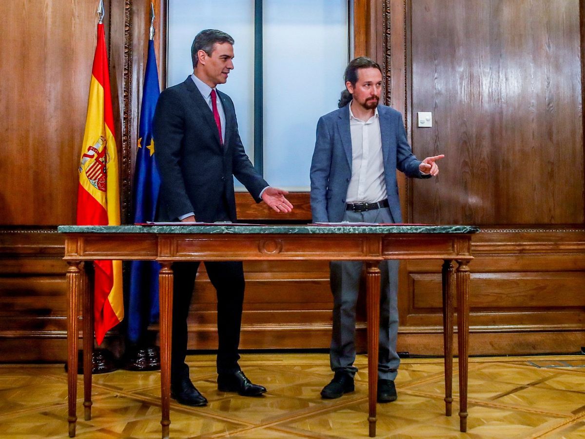 Foto: Pedro Sánchez y Pablo Iglesias firman el programa. (EFE)