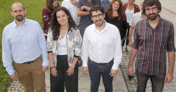 Foto: Luca Chao, segunda por la izquierda, junto a varios miembros de Podemos en Galicia. (EFE)