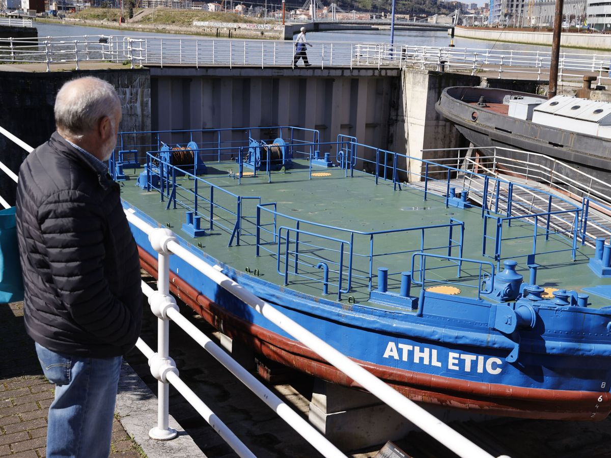 Foto: Un aficionado del Athletic de Bilbao observa el histórico barco (EFE/Luis Tejido)