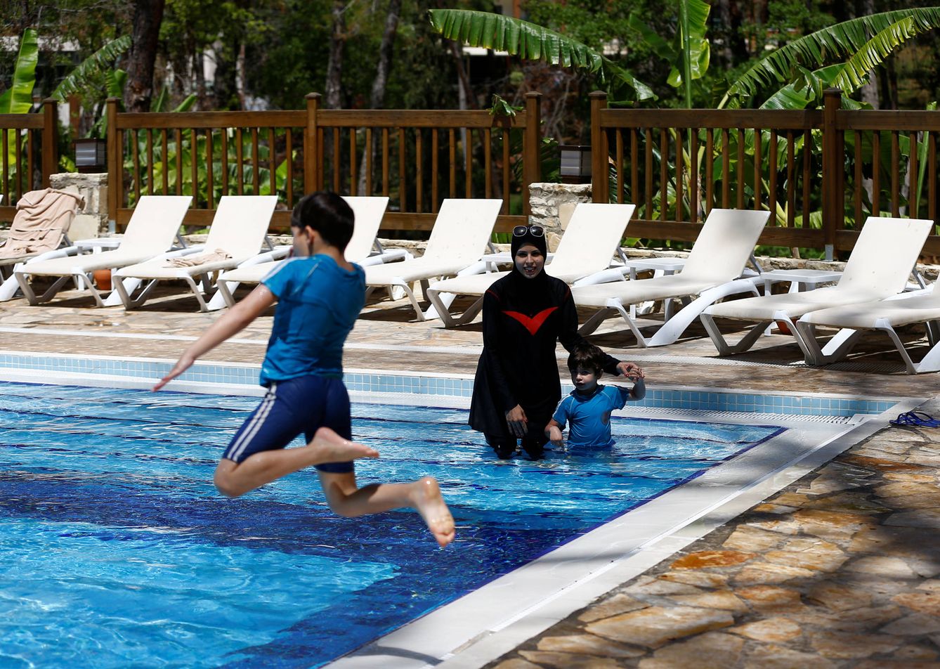 Una mujer en la piscina del Wome Deluxe Hotel, un resort 'halal' en Alanya, Turquía. (Reuters)