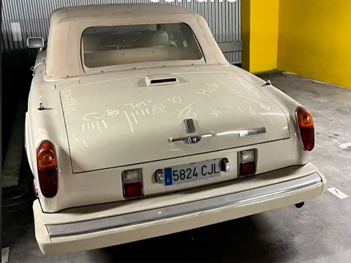 Foto: Encuentran un antiguo Rolls-Royce de Julio Iglesias abandonado en un parking de Madrid (TikTok: @cochestopmadrid)