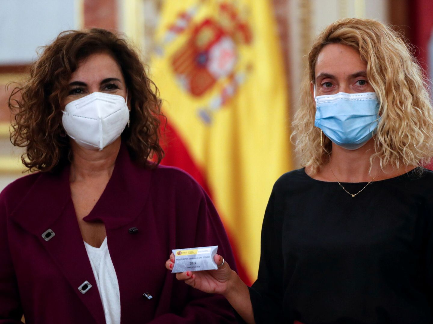 La ministra de Hacienda, María Jesús Montero, y la presidenta del Congreso, Meritxell Batet. (Reuters)