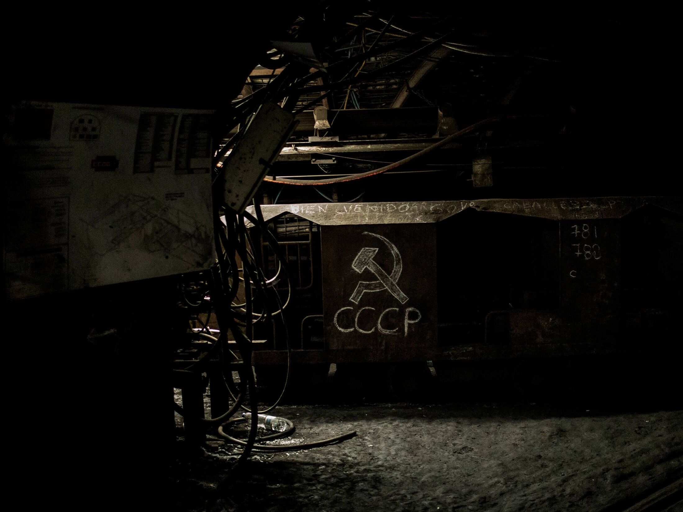 Una hoz y un martillo dibujados en una vagoneta en el Pozo San Nicolás, en Mieres, la única mina de carbón que sigue activa en España. (Getty/Manu Brabo) 