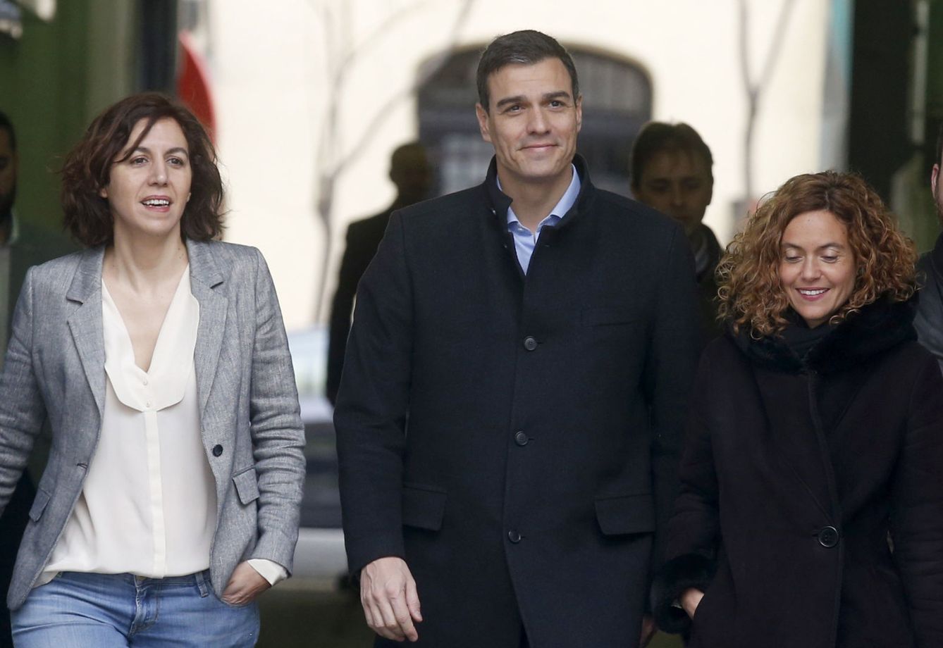 Pedro Sánchez, con Irene Lozano y Meritxell Batet, sus números cuatro y dos por Madrid el 20-D, el pasado 31 de marzo. (EFE)