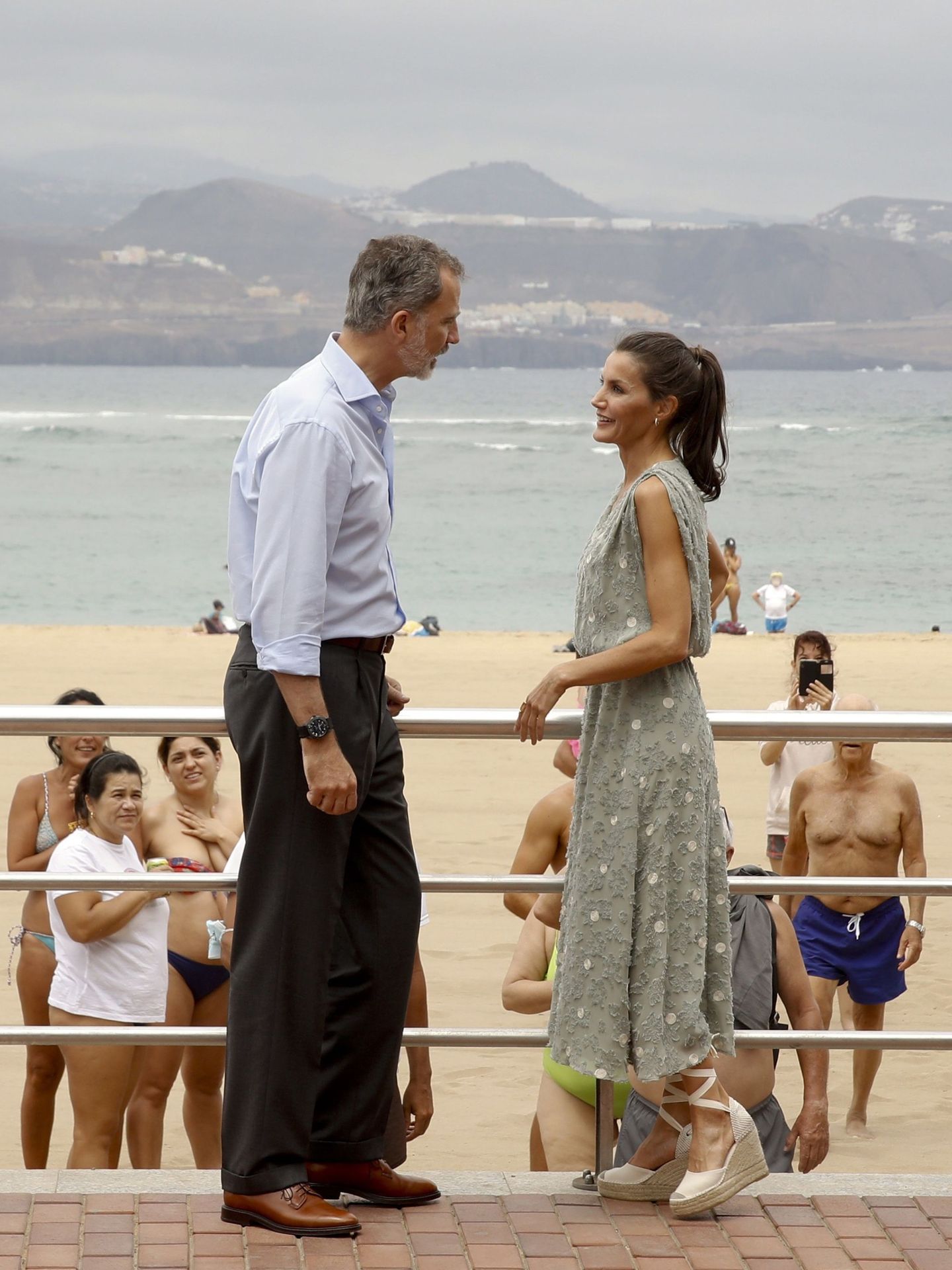 El rey Felipe VI y la reina Letizia posan en la playa de Las Canteras en su visita a las Palmas de Gran Canaria. (EFE)