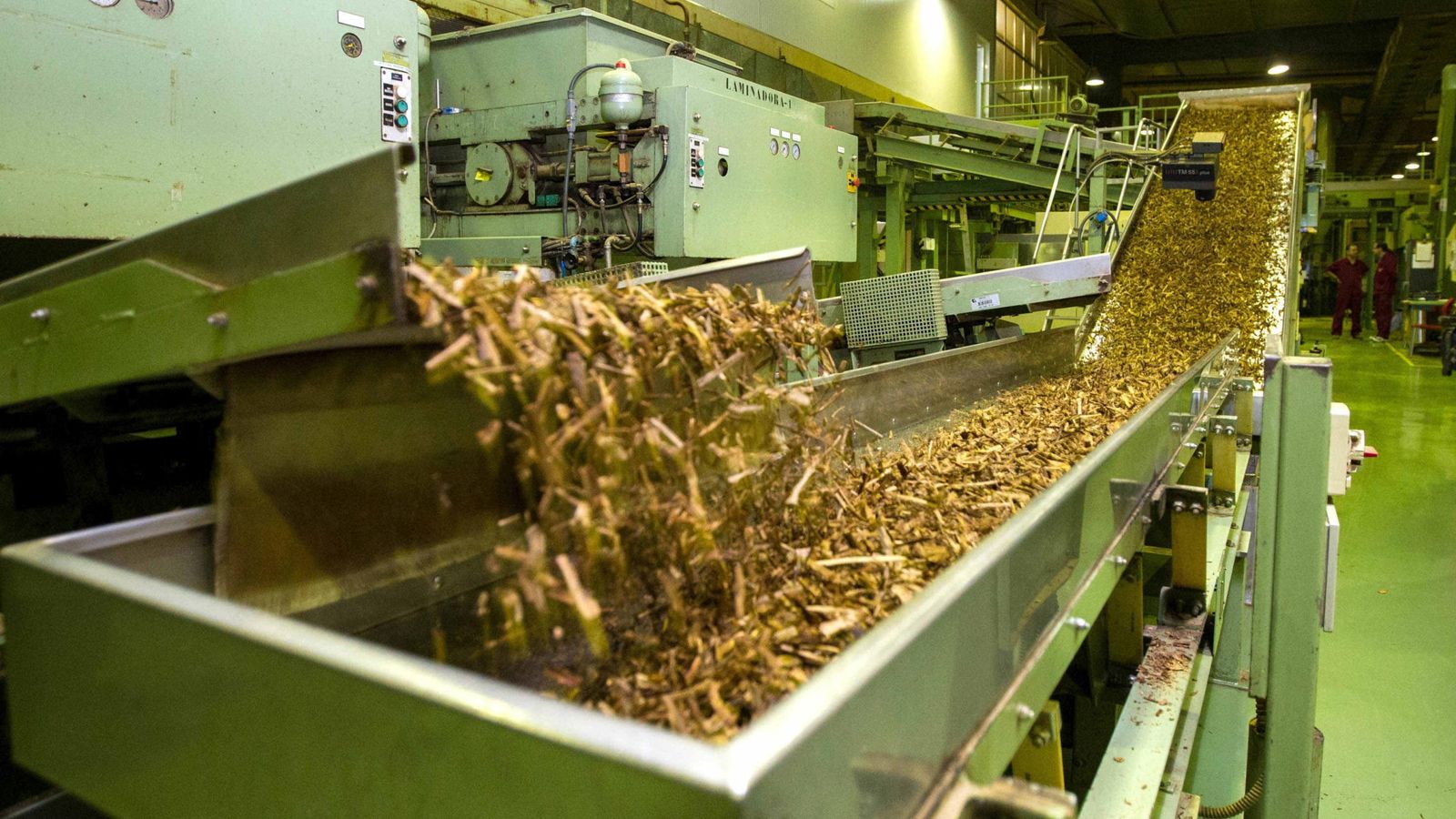 Foto: Proceso de fabricación de tabaco en la empresa Altadis en La Rioja. (EFE)